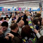 avalanchas de gente comprando en el black friday